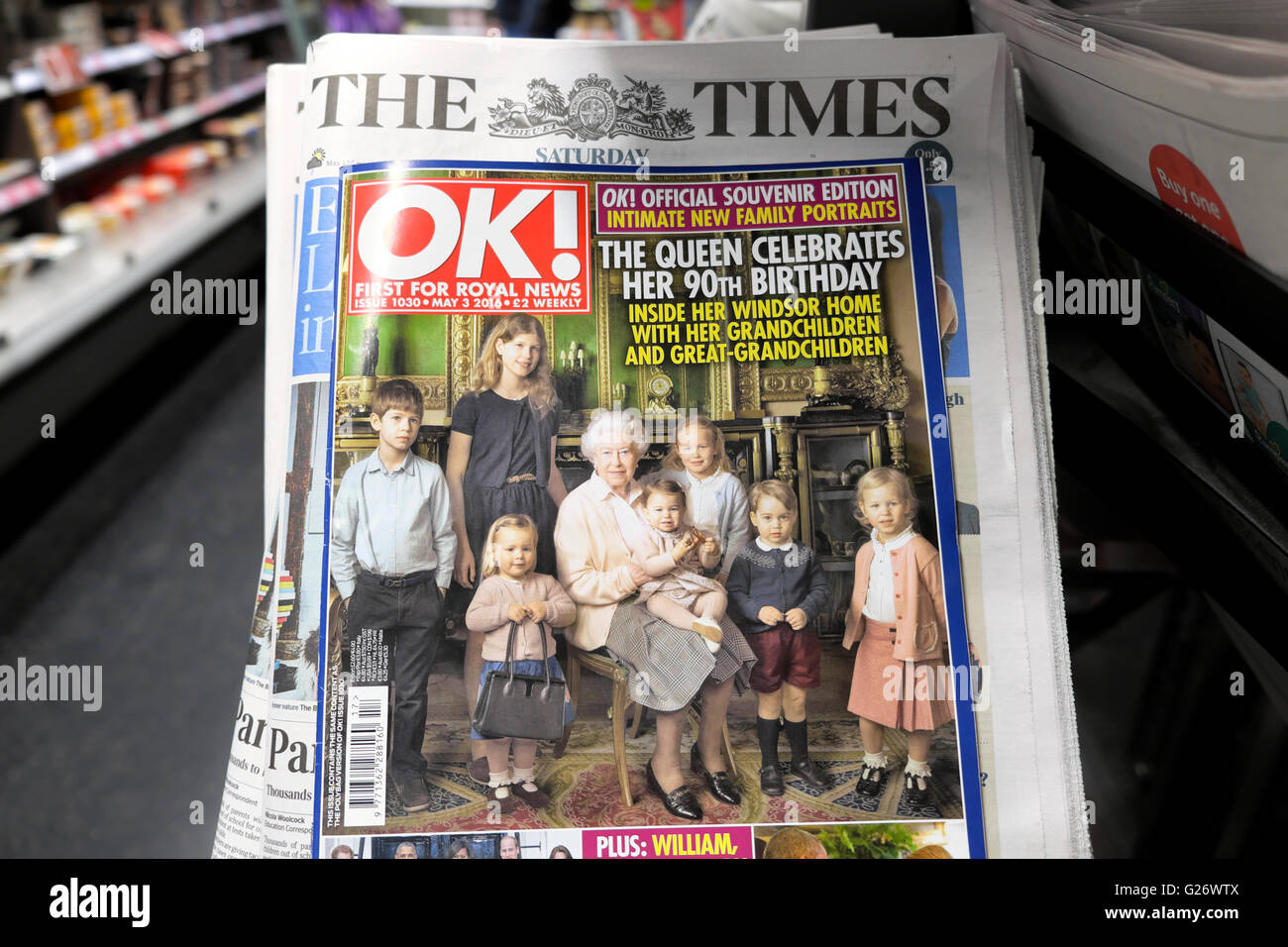OK Magazin-Cover mit Königin Elizabeth II. mit ihrem Enkel und Urenkel kann 2016 London England UK Stockfoto