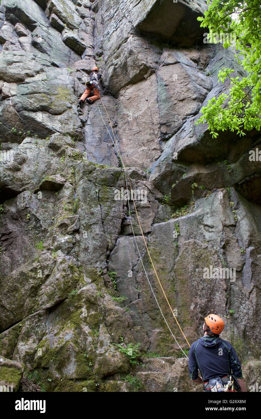 Kletterer Klettern die Dewerstone in der Nähe von Shaugh Brücke, Dewerstone Wood, Dartmoor, Devon, Südwestengland, England, UK Stockfoto
