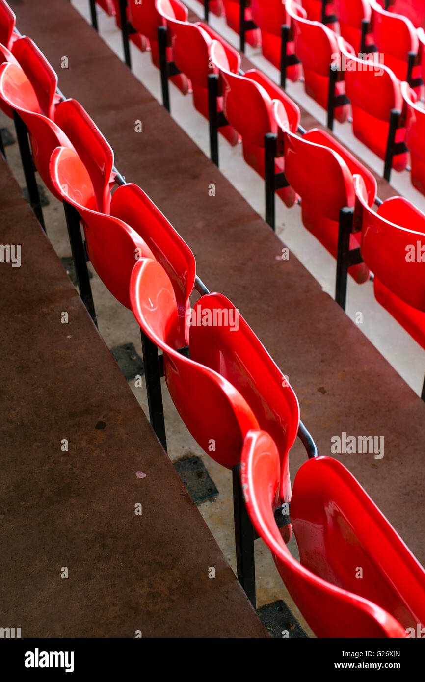 Gefalteten roten Kunststoffsitzen in einem Sport- oder Fußball-Boden. Stockfoto