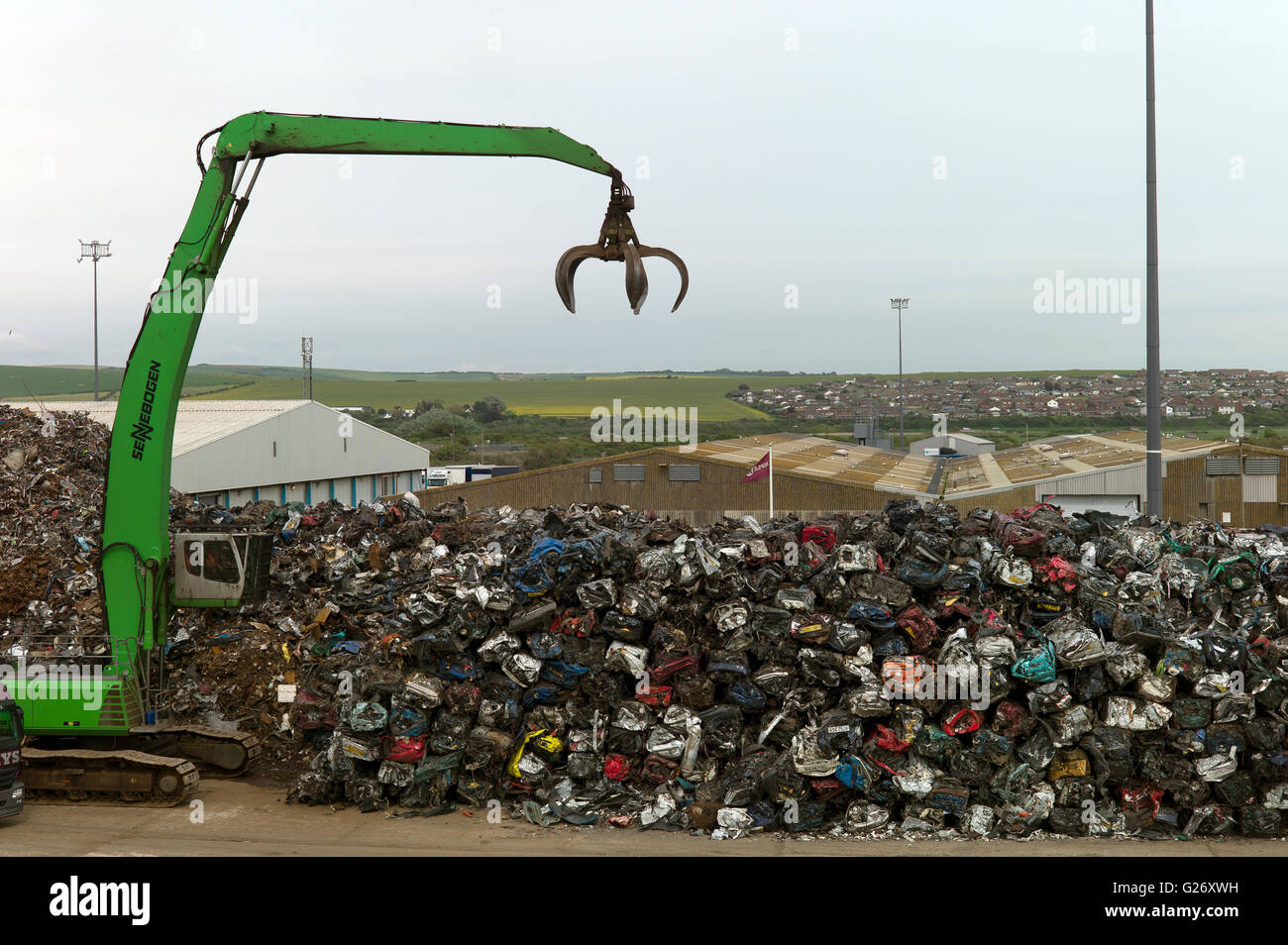 Haufen von zerkleinerten Autoschrott und Kran, Schrottplatz, Newhaven, Sussex Stockfoto
