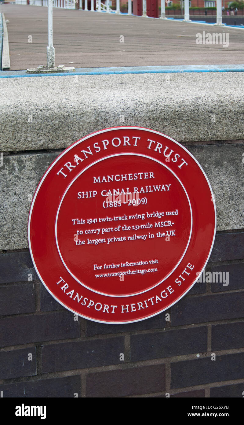 Salford Quays - Verkehr Vertrauen Erbe Zeichen an der Seite der Brücke am Standort von Manchester Ship Canal in Salford, Manchester. Stockfoto