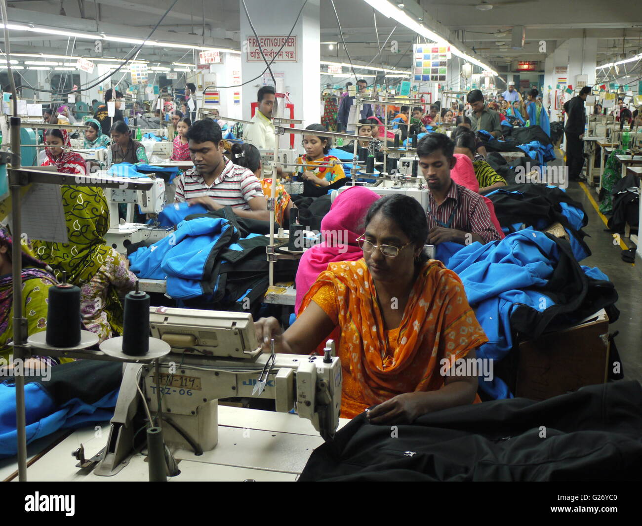 Arbeiter der Textilindustrie in Bangladesch in einer Fabrik in Dhaka Stockfoto