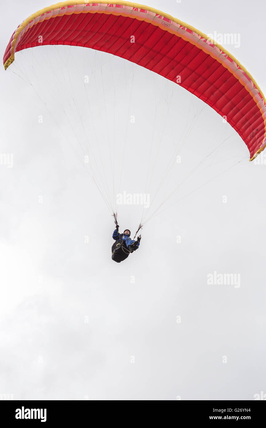 Piloten fliegen Gleitschirm an Parlick Pike, Ribble Valley, Lancashire, England Stockfoto