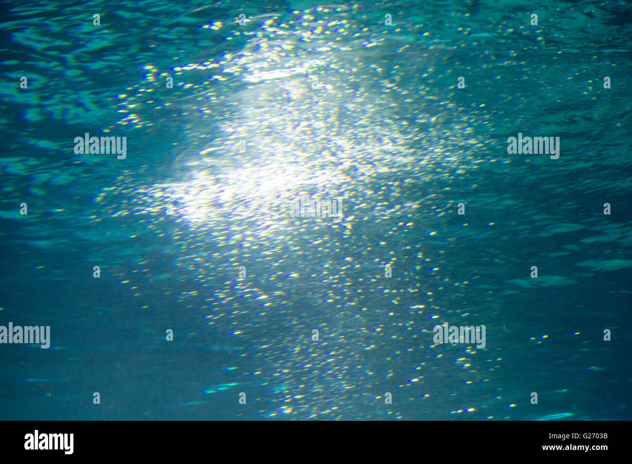 verschwommene Luftblasen unter Wasser für Hintergründe Stockfoto