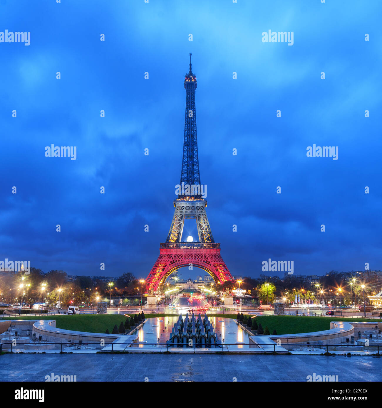 PARIS, Frankreich - 20. November 2015: Eiffelturm beleuchtet mit Farben der französischen Flagge nach dem 13. November Freitag Terro Stockfoto