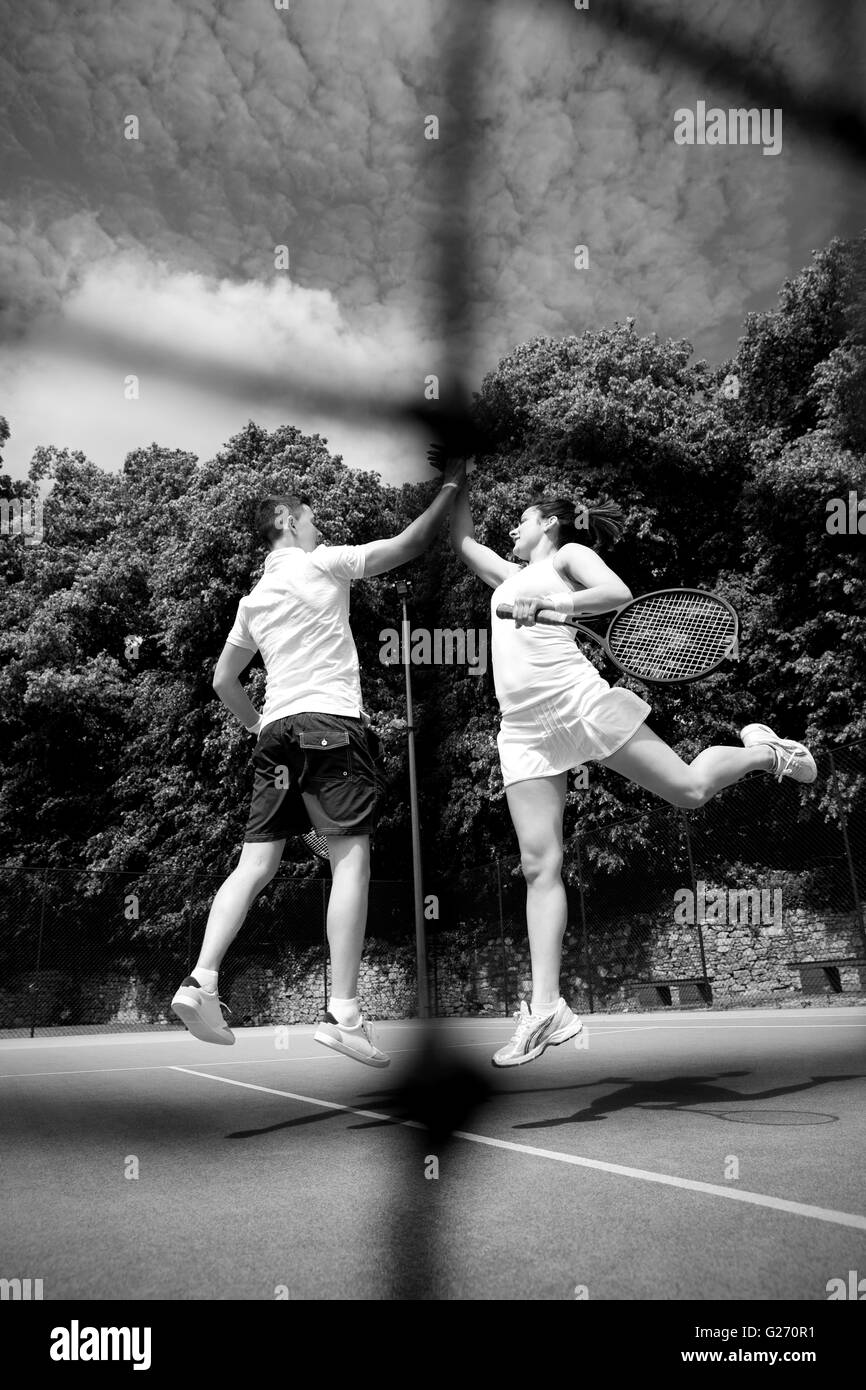 Tennis-Doppel-Team feiert einen Sieg Stockfoto