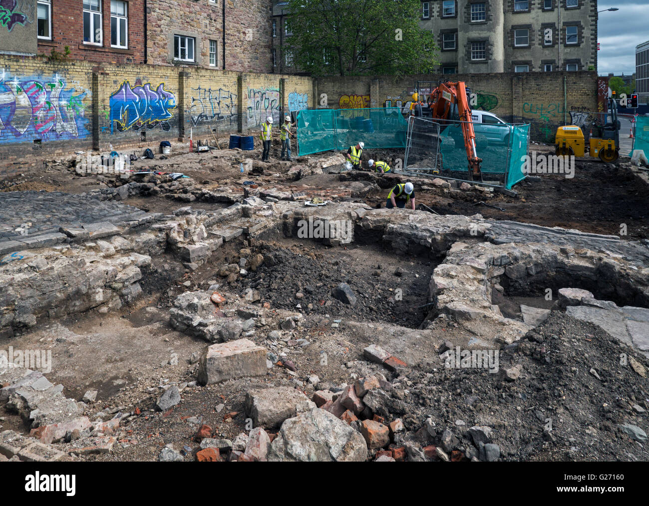 Eine archäologische Grabung im Gange in Potterrow, Edinburgh, Schottland, Großbritannien. Stockfoto