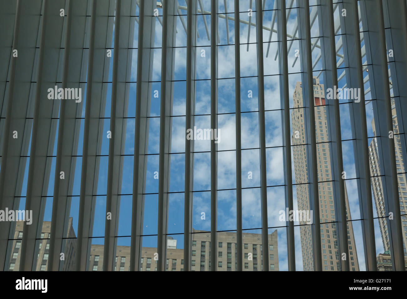 Detailansicht durch eine der Oberlichter der Oculus in Lower Manhattan. In der Nähe von Gebäuden kann durch das Glas gesehen werden. Stockfoto