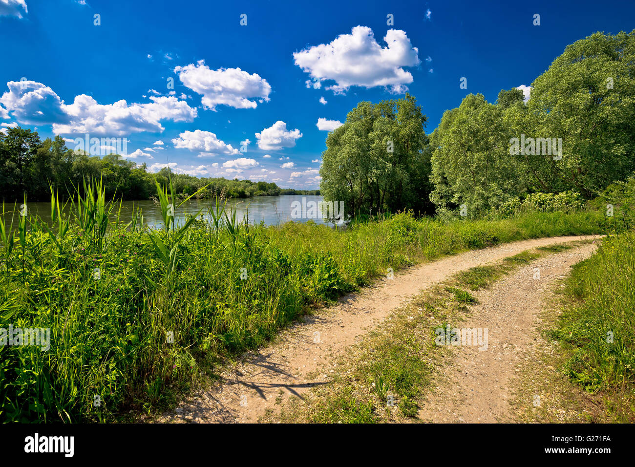 Drau Flusslandschaft und Pfad auf ungarischen Grenze zu Kroatien, kroatischen Region Podravina Stockfoto