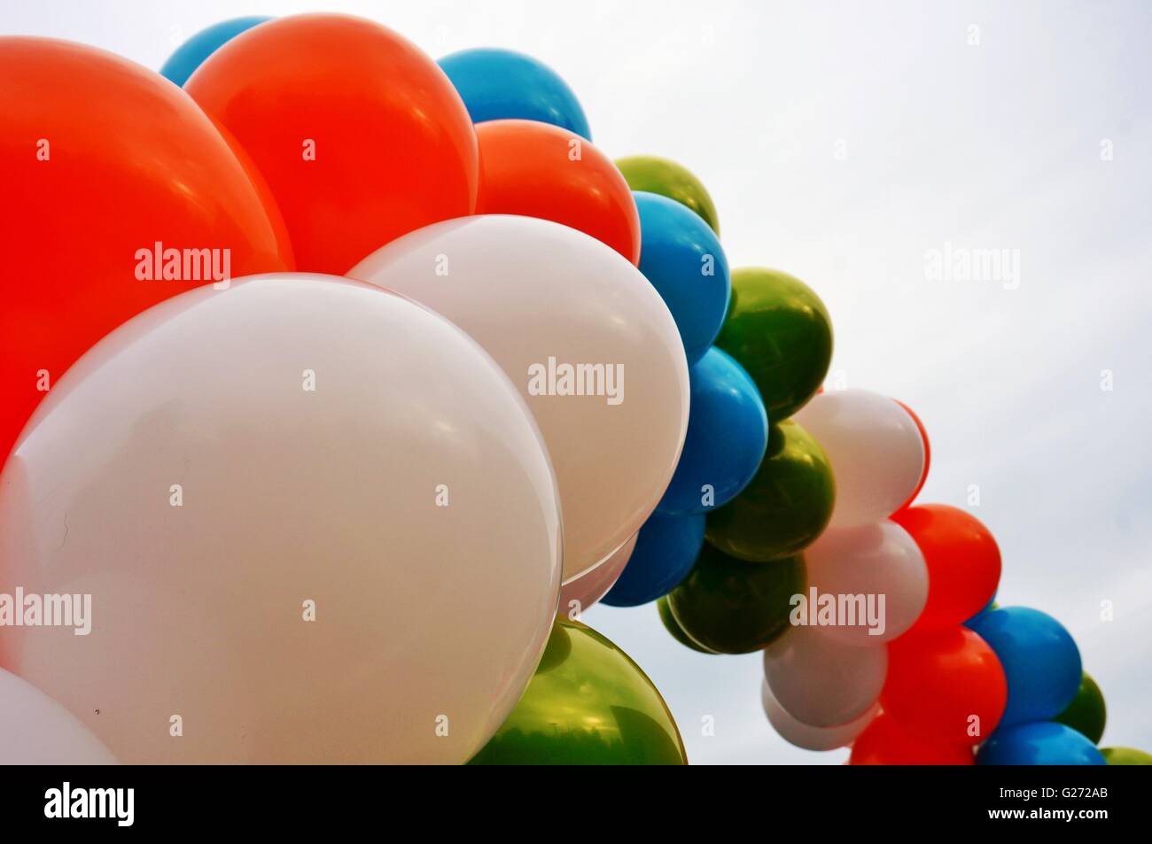 Farbige blau, weiß, orange und grün Ballons Stockfoto