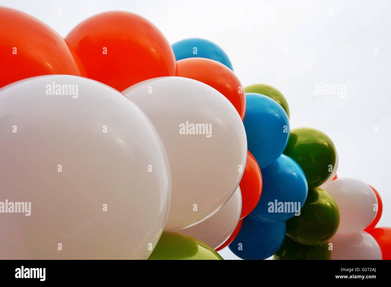 Farbige blau, weiß, orange und grün Ballons Stockfoto