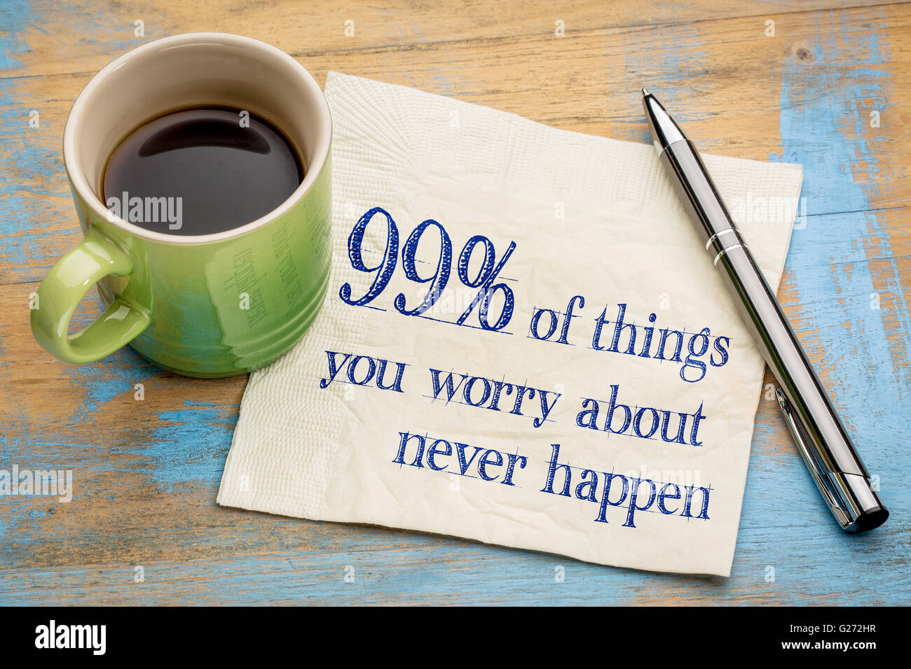 99 % der Dinge, die wir Gedanken über sind nie passieren - Handschrift auf einer Serviette mit einer Tasse Espressokaffee Stockfoto