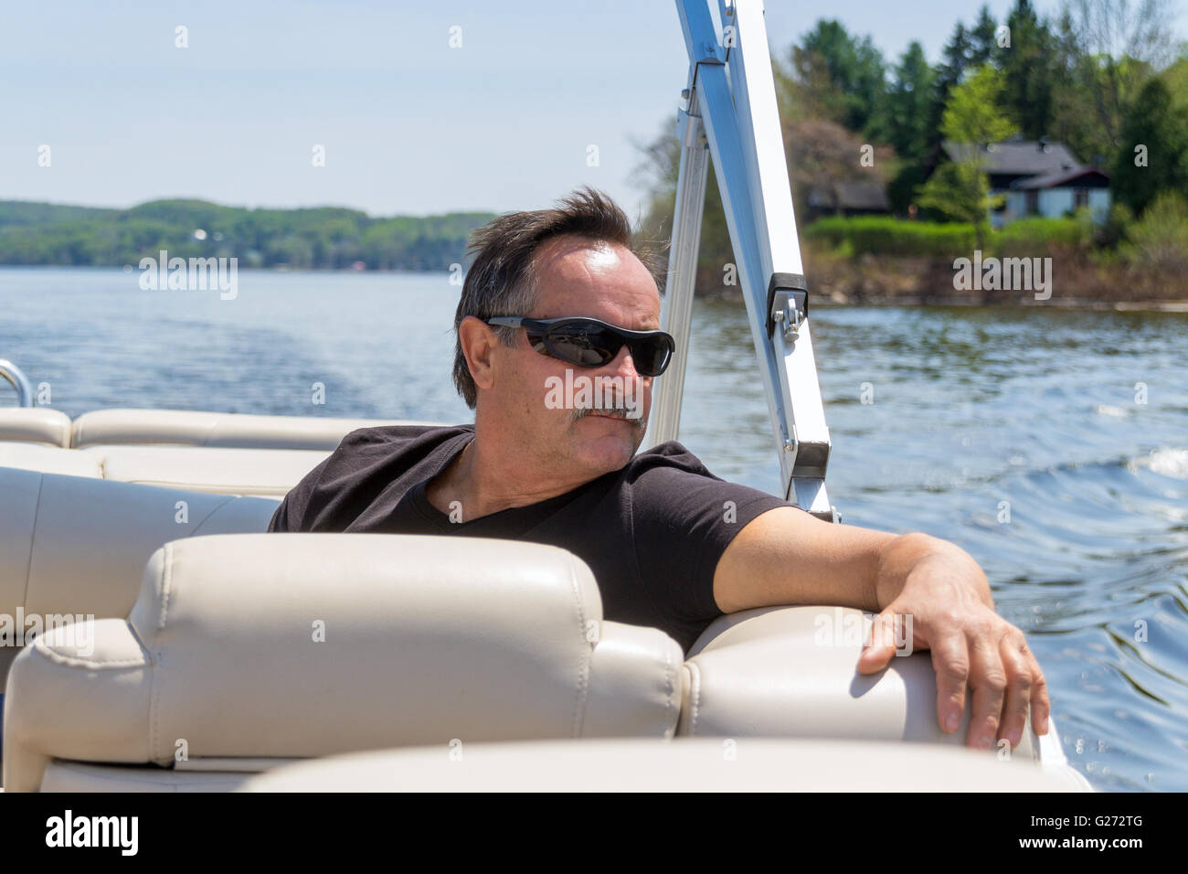 Männer 60 Jahre alt, entspannt auf einem Boot im Sommer Stockfoto