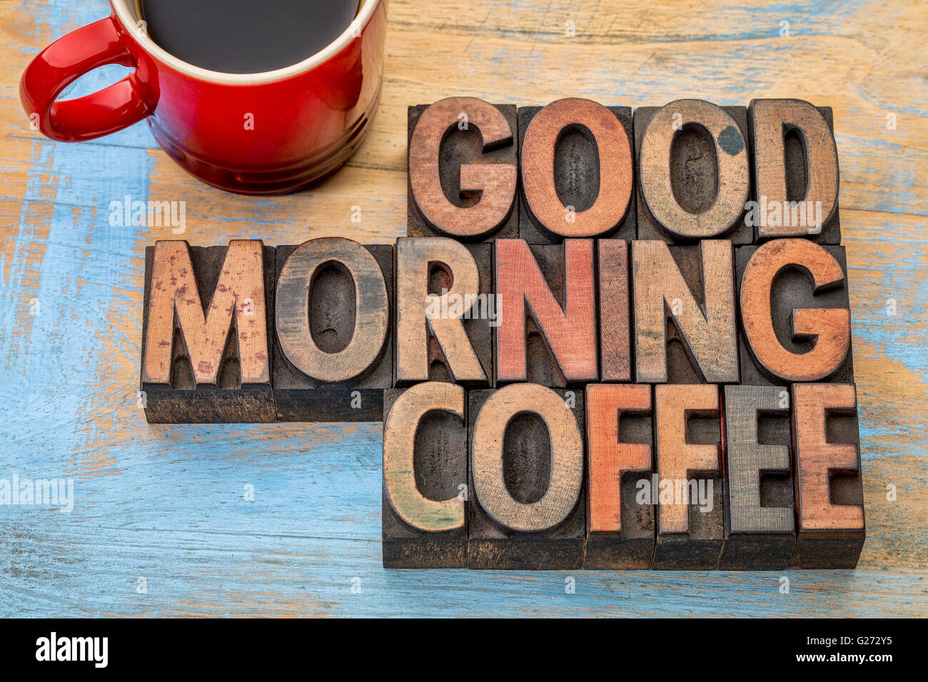 Guten Morgen Kaffee Banner in Vintage Buchdruck Holzart Blöcken mit einer Tasse Kaffee Stockfoto