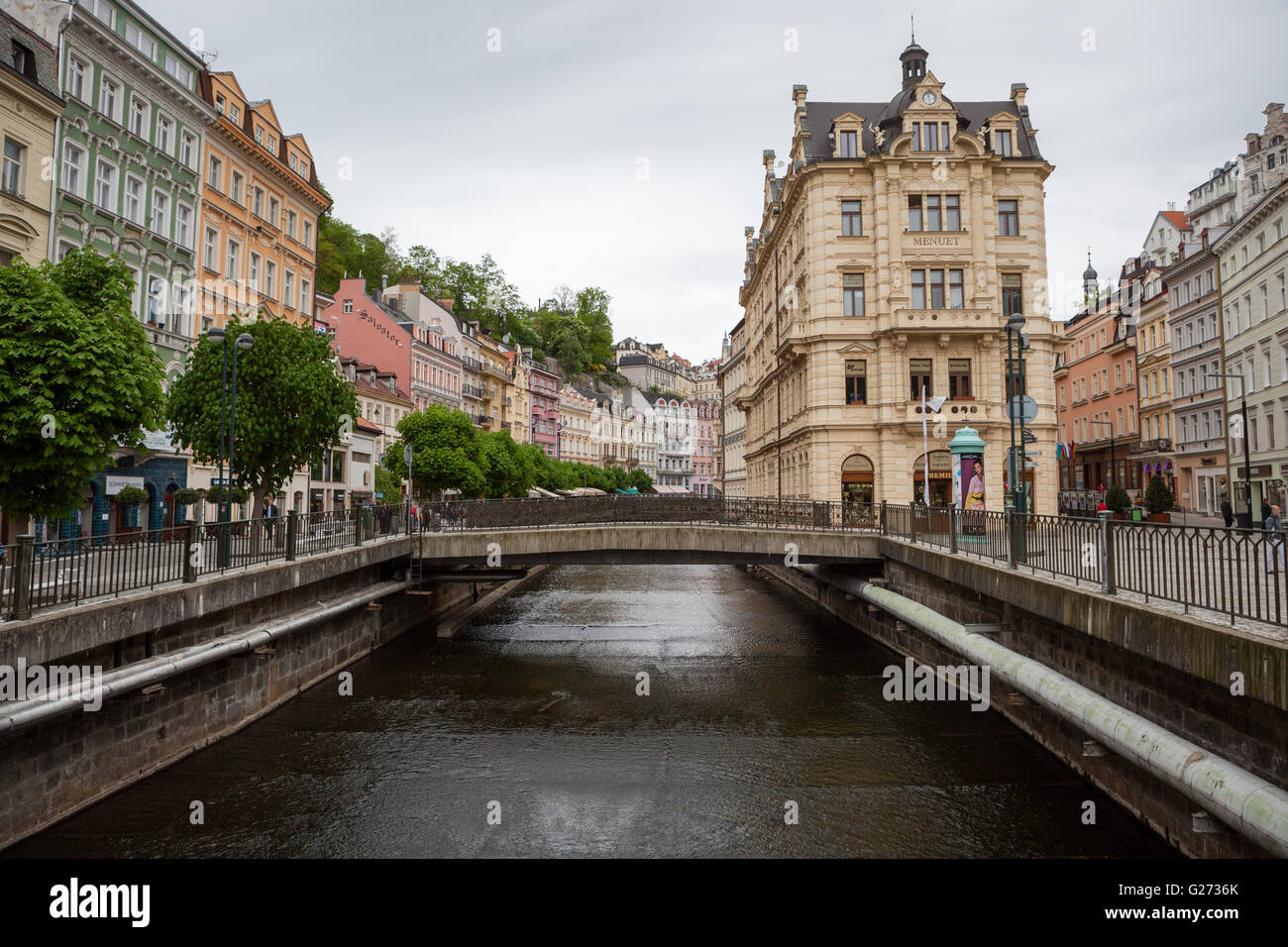 Historischen Stadtkern mit Fluss der Kurstadt Karlovy Vary (Karlsbad), Tschechien Stockfoto