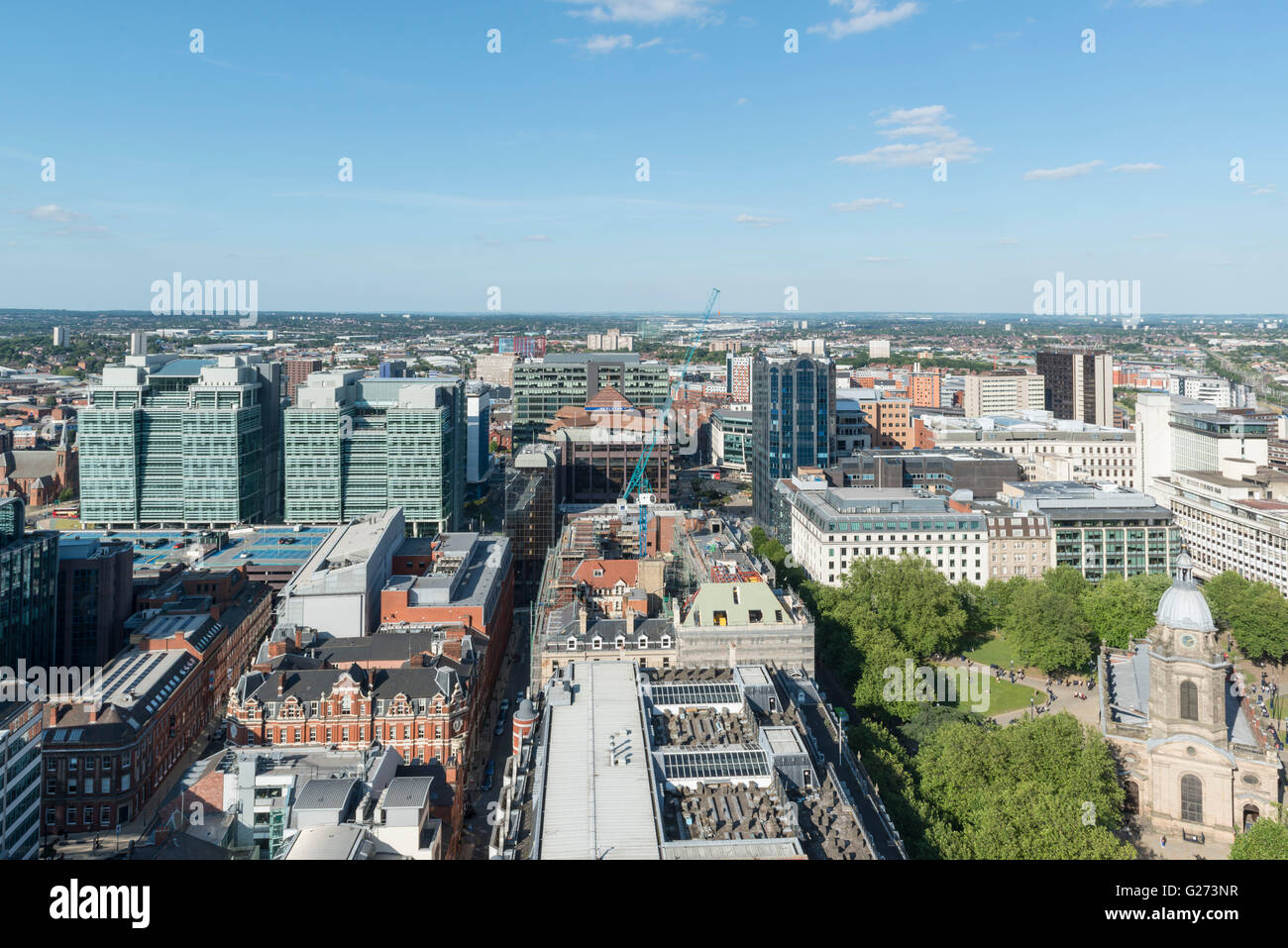 Luftaufnahme des Stadtzentrums von Birmingham, England. Bürogebäude in Snowhill und St. Phillips Cathedral Stockfoto