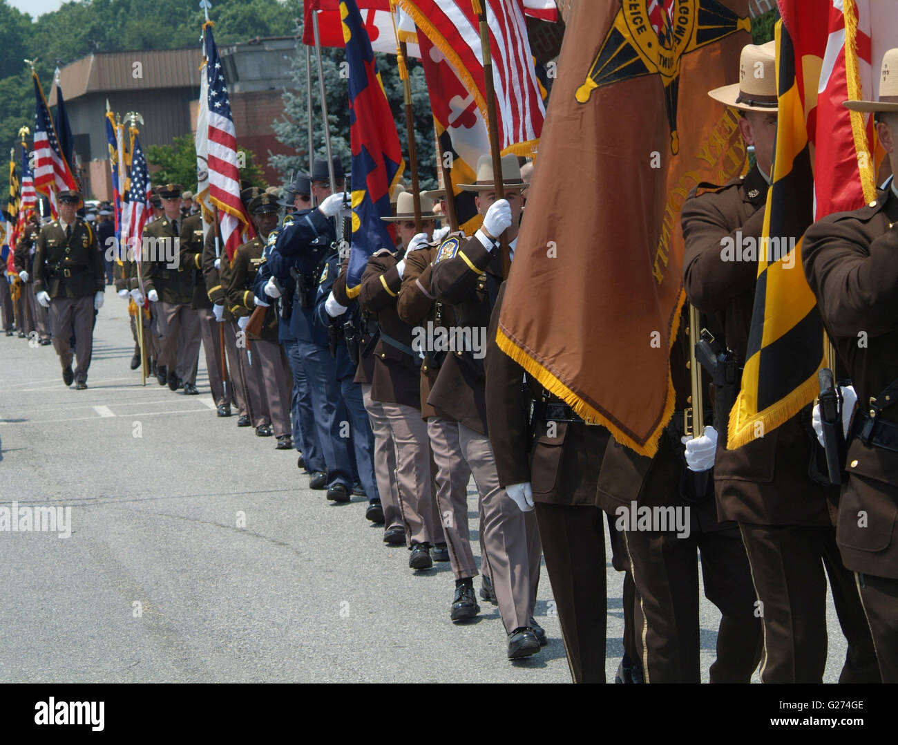 Kennzeichnen Sie Lager Polizei März auf Straße bei Trauerfeier für gefallenen Offizier Stockfoto