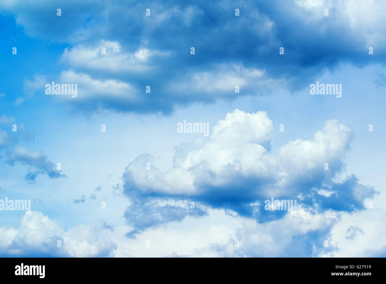 Schönen Frühling Wolkengebilde, fließt über blauen Himmel Wolken Stockfoto