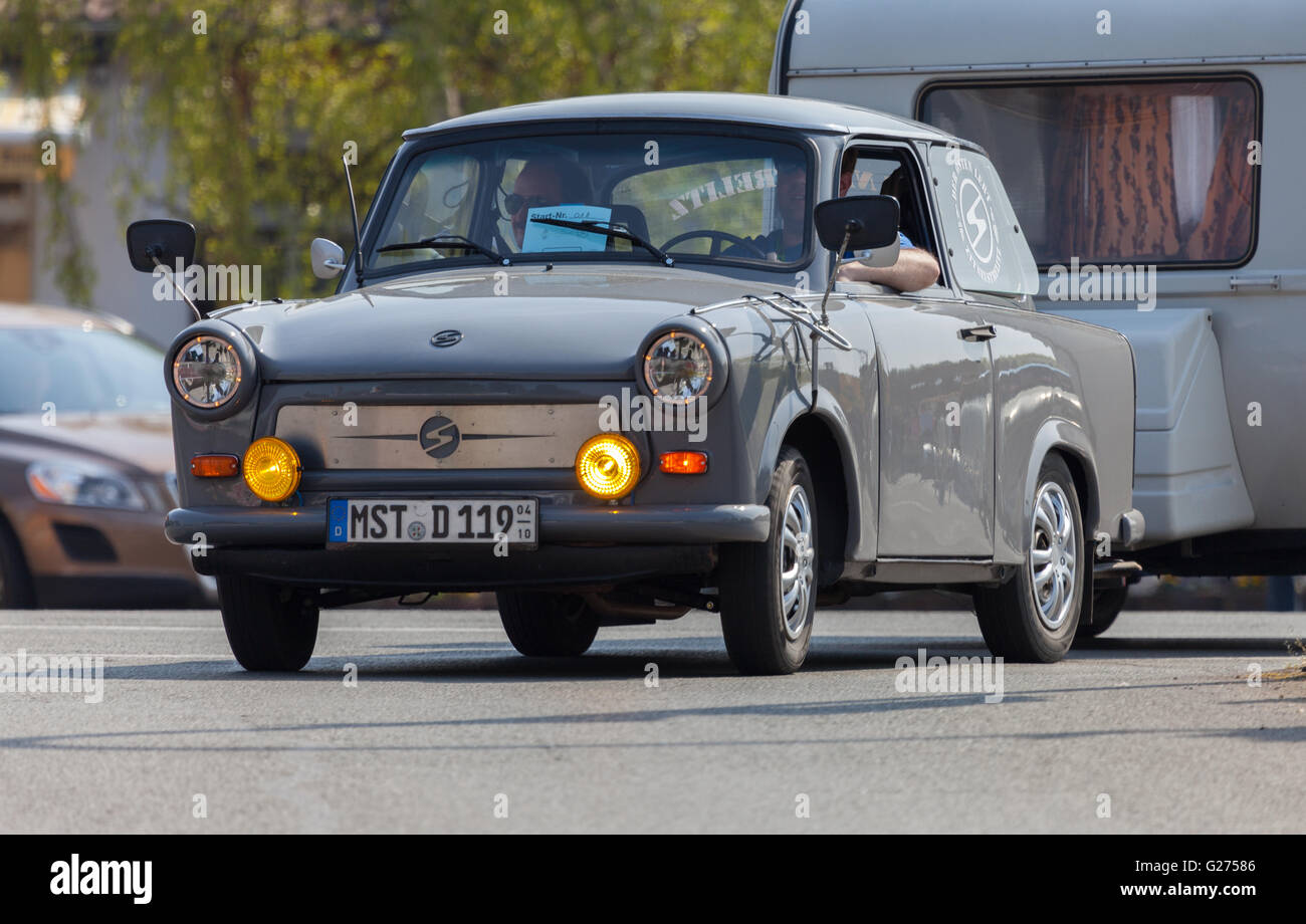 ALTENTREPTOW / Deutschland - 1. Mai 2016: Deutsche Trabant Auto fährt auf einer Straße bei Oldtimer-Show am 1. Mai 2016 in Altentreptow, Ger Stockfoto