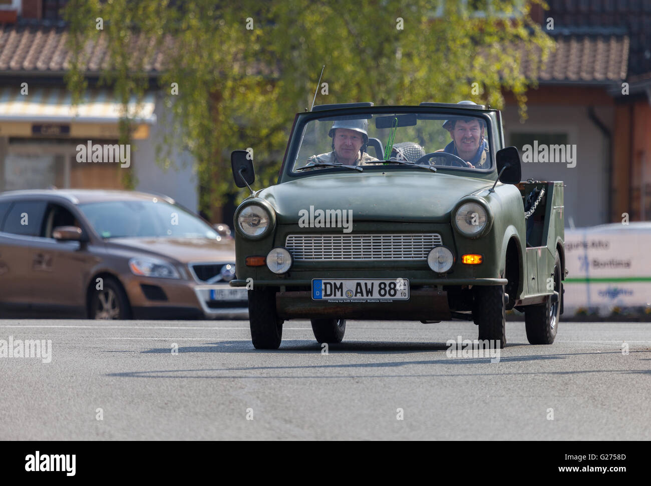 ALTENTREPTOW / Deutschland - 1. Mai 2016: Deutsche Trabant Auto fährt auf einer Straße bei Oldtimer-Show am 1. Mai 2016 in Altentreptow, Ger Stockfoto