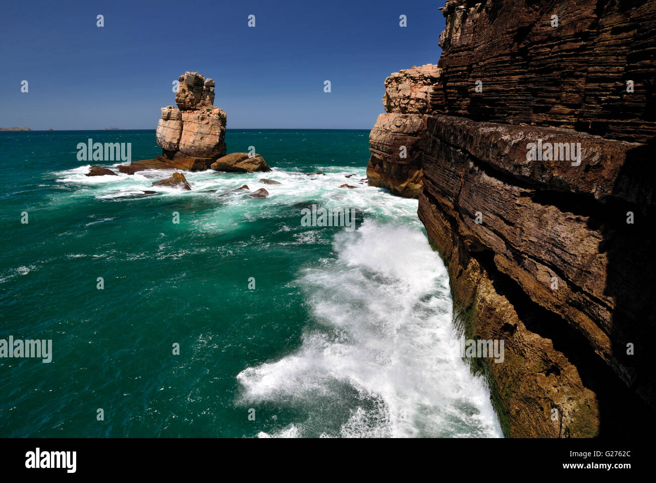 Portugal: Rock Formation 'Nau Dos Corvos' mit Wellen und Aprubt Klippen beiseite bei Cape Carvoeiro Stockfoto