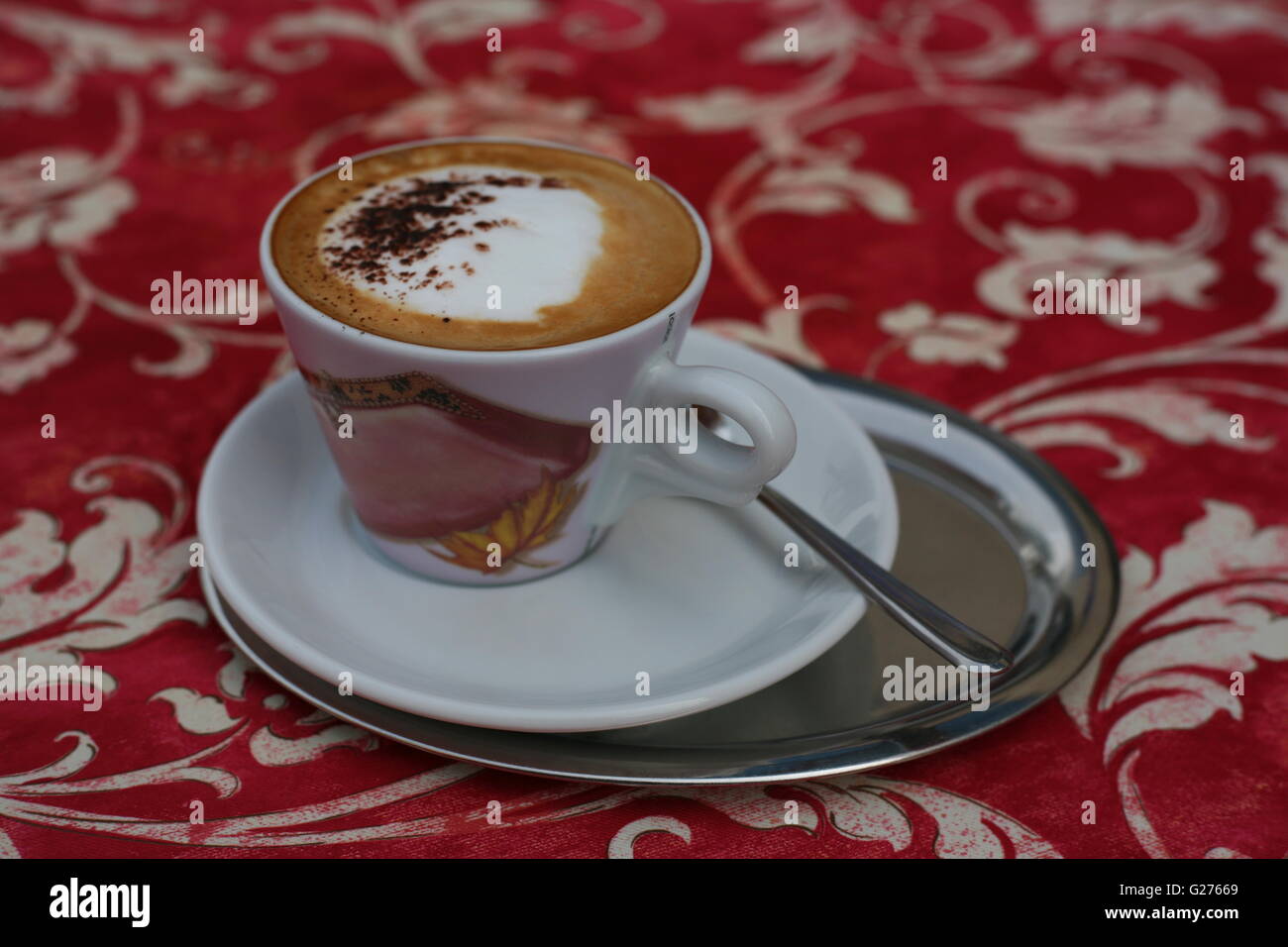 eine Tasse Cappuccino Kaffee Stockfoto