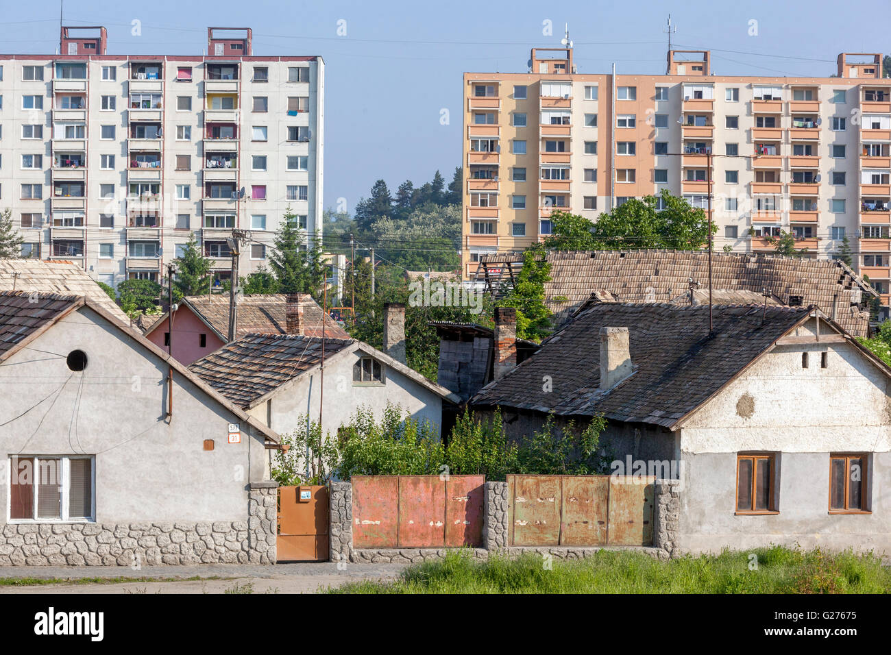 Ursprünglich ländliche Häuser und sozialistischen Bau im Hintergrund, Filakovo, Slowakei Stockfoto