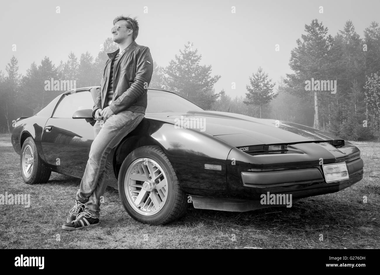 Stolzer Besitzer mit seinem Sportwagen Pontiac Firebird Stockfoto