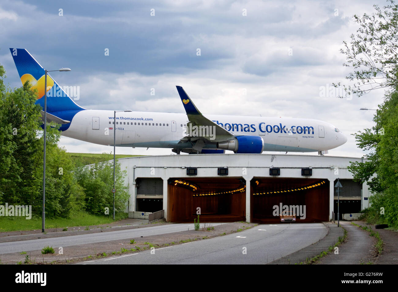 Thomas Cook Jet Rollen über die A538 (Wilmslow Road) in Manchester Ringway Airport, England Stockfoto