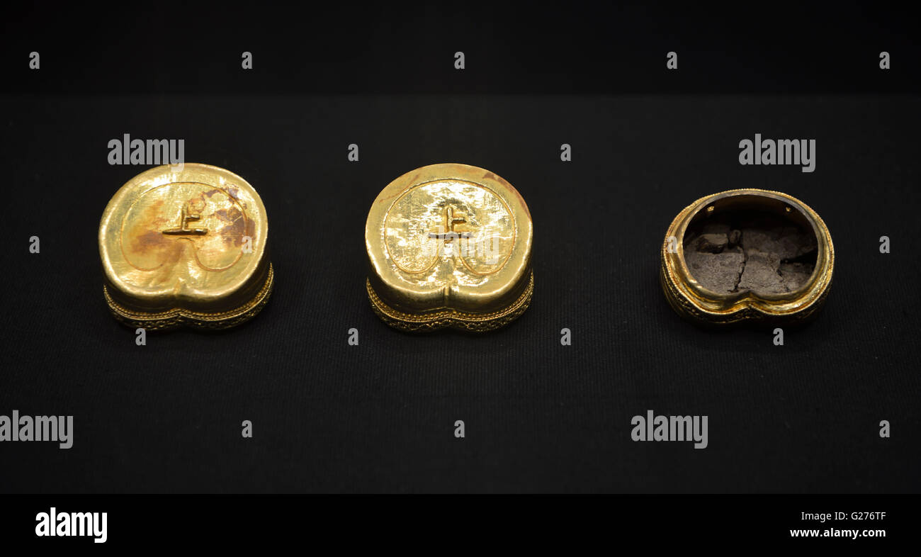 Hufeisenförmige gold Ware aus dem Grab auf dem Friedhof von Haihunhou (Marquis von Haihun) ausgegraben. Beijing Capital Museum. Stockfoto