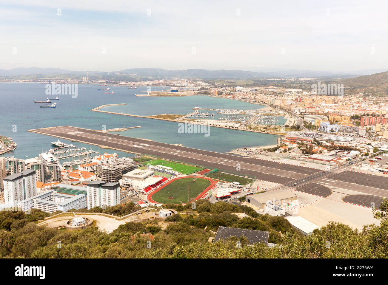 Blick auf Gibraltar und Gibraltar Flughafen aus dem Felsen von Gibraltar, Gibraltar, Europa Stockfoto
