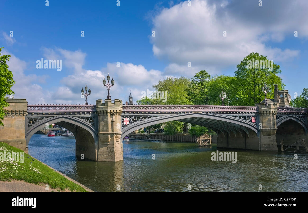 Skeldergate Brücke über den Fluss Ouse an einem feinen Sommertag mit Blick auf den Fluss Bank und Hintergrund Flora in der Stadt von York Stockfoto