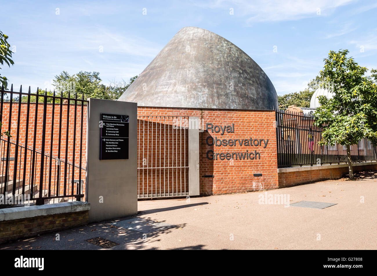 LONDON, UK - 22. August 2015: Eingang zum Royal Observatory Greenwich, neben der Meridian-Linie. Stockfoto