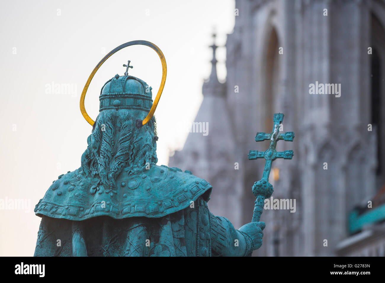 König-Stephans-Statue, Rückansicht der König-Stephans-Statue mit Blick auf die neugotische Matyas-Kirche im Zentrum des Var-Hügels, Budapest, Ungarn. Stockfoto