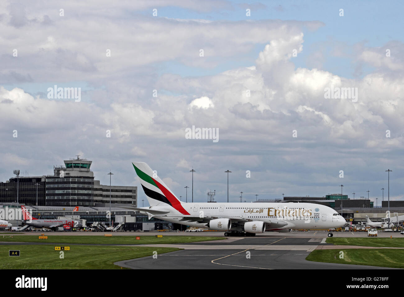 Emirates Airlines Airbus A380-861 Verkehrsflugzeug am Manchester International Airport terminal verlassen Stockfoto