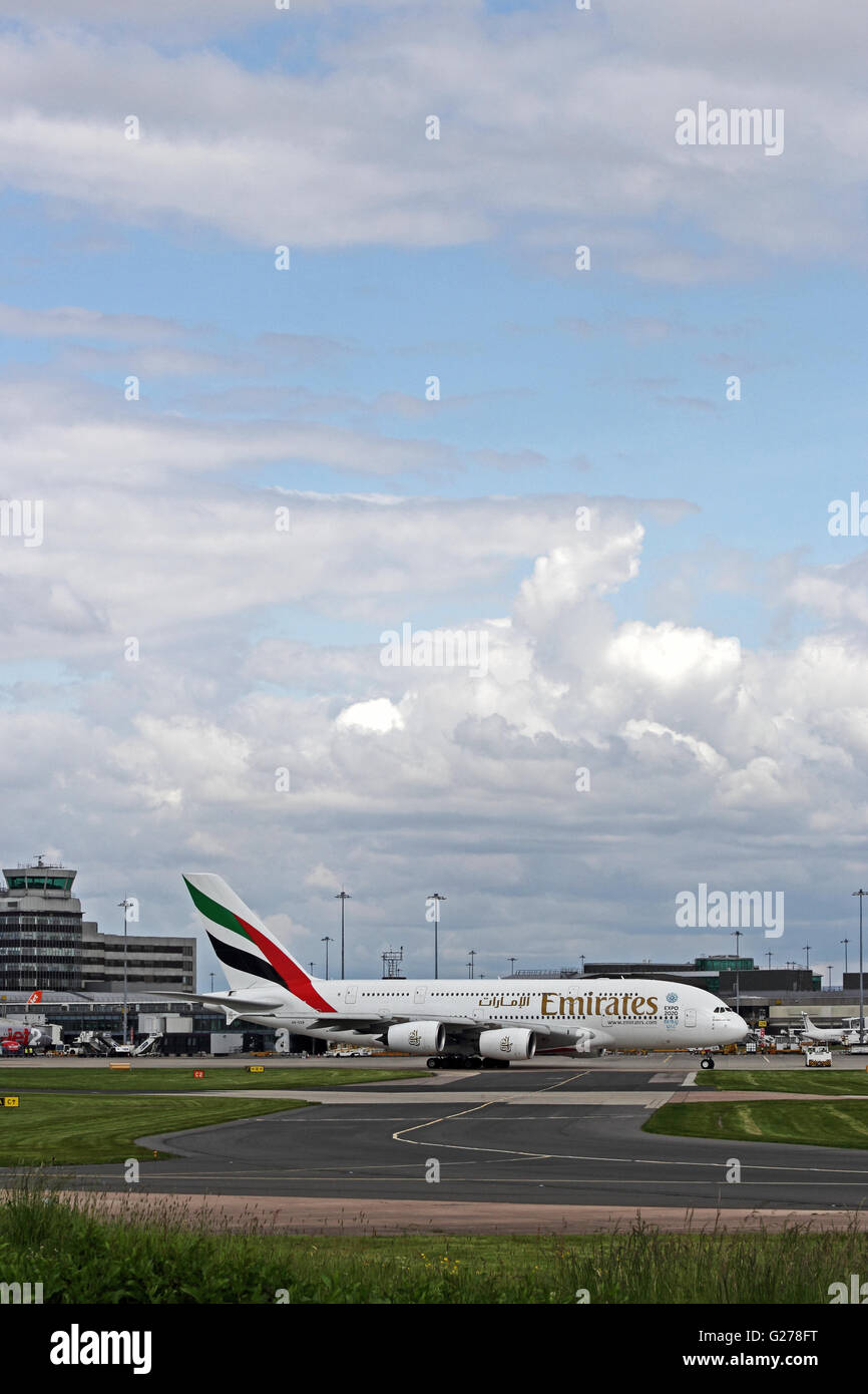 Emirates Airlines Airbus A380-861 Verkehrsflugzeug am Manchester International Airport terminal verlassen Stockfoto