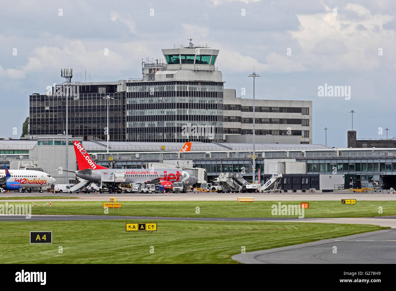 Manchester International Airport terminal mit Jet2 Flugzeuge in steht. Stockfoto