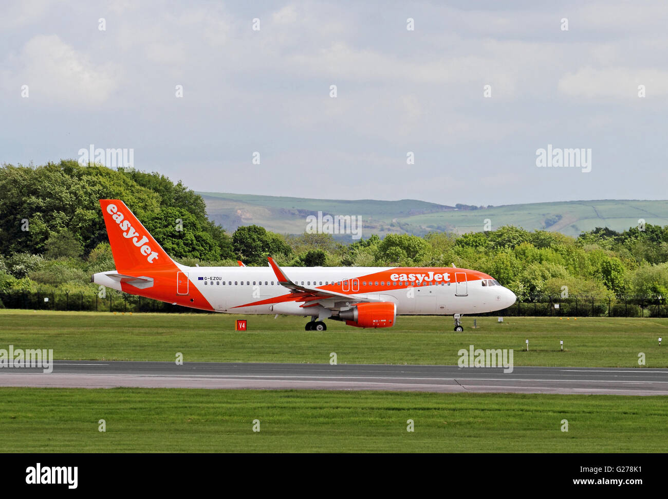 EasyJet-Airbus A320-214-Verkehrsflugzeug des Rollens am Manchester International Airport Stockfoto