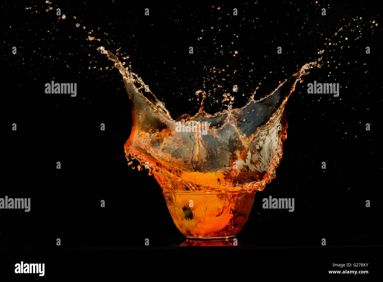 Spritzwasser auf schwarzem Hintergrund. Stockfoto