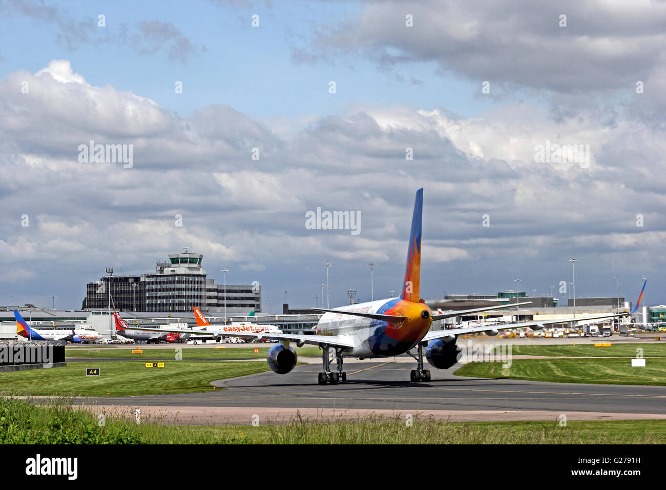 Jet2 Boeing 757-234-Verkehrsflugzeug taxis in Terminal am Manchester International Airport Stockfoto