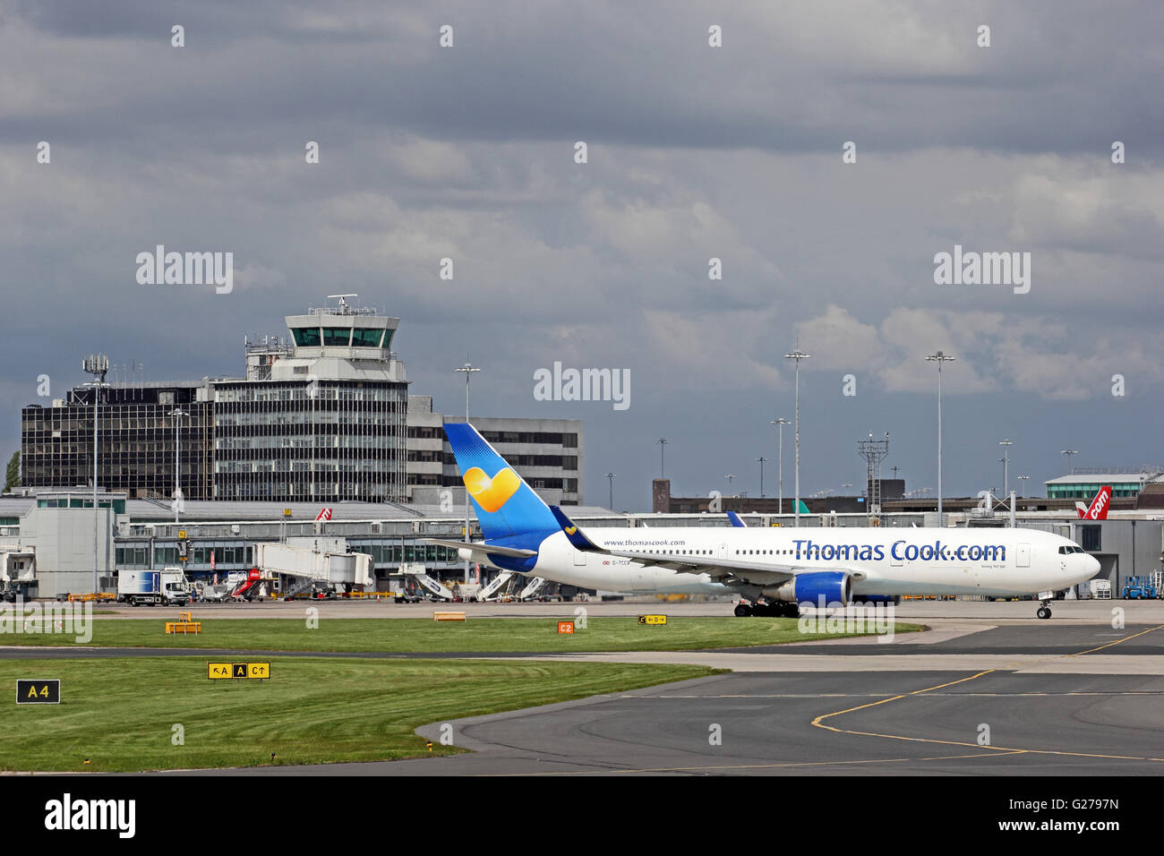 Thomas Cook Airlines Boeing 767-300 Flugzeug verlässt am Manchester International Airport terminal Stockfoto