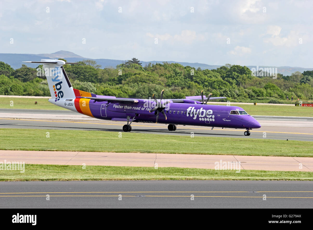 Flybe Bombardier Dash 8-Q400 Flugzeug Rollen am Manchester International Airport Stockfoto