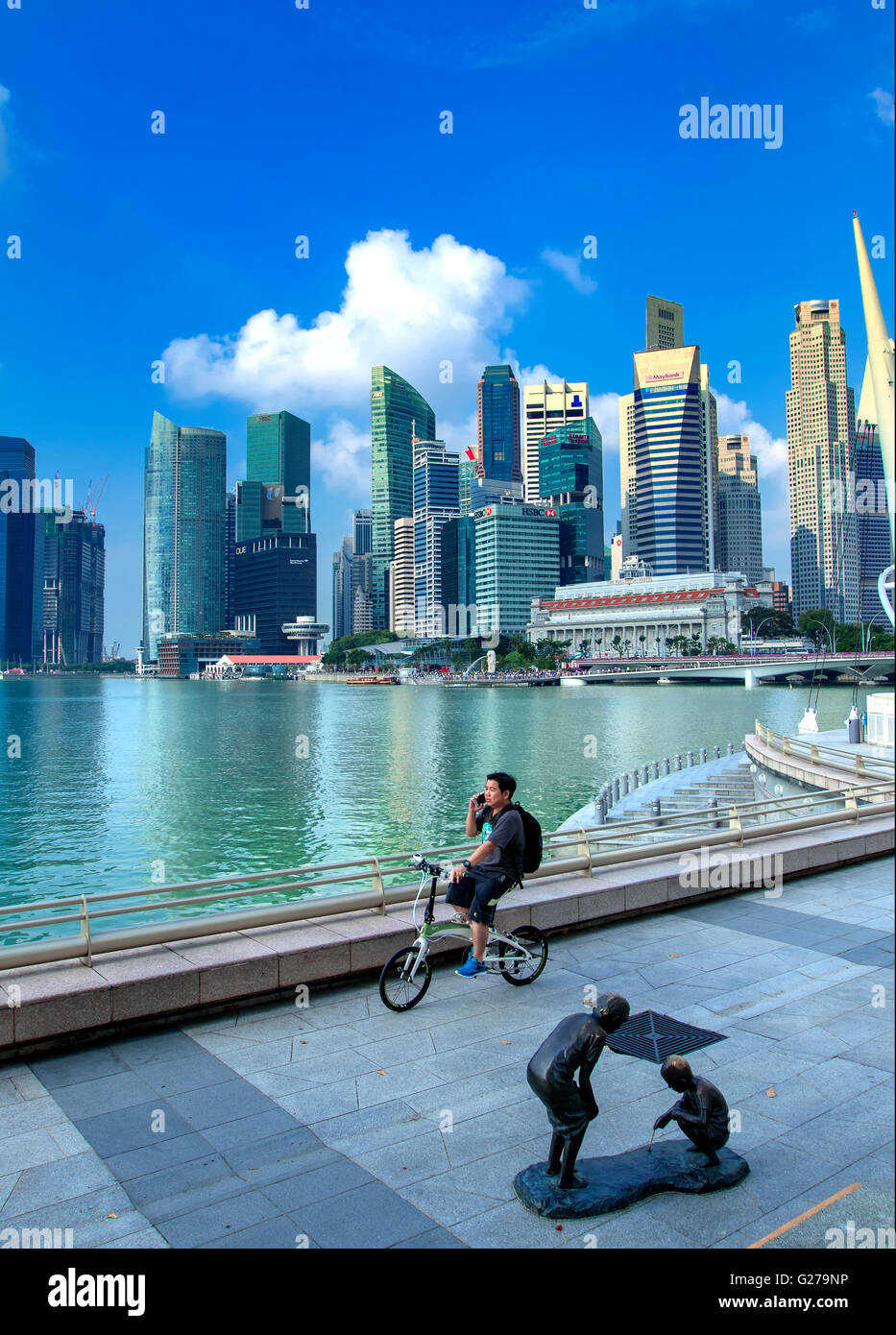 Junge mit dem Fahrrad in Marina Bay Stockfoto