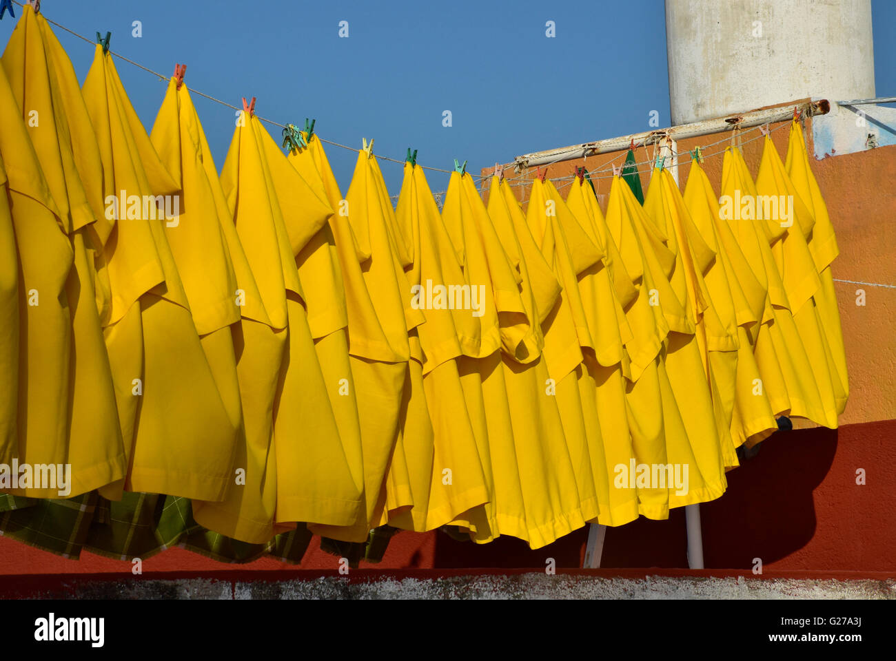 Gelbe Tischdecken auf der Wäscheleine. Stockfoto