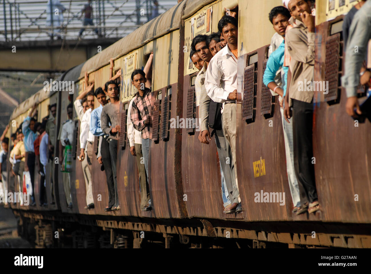 Indien-Mumbai-Bombay Pendler in überfüllten s-Bahn der westlichen Eisenbahnen in Bandra Station / INDIEN Bombay Mumbai Das Wirtschaftszentrum Und Finanzzentrum Indiens, Zugmitte in Überfuellten S-Bahn Zuegen der Western Railways in Bandra Stockfoto