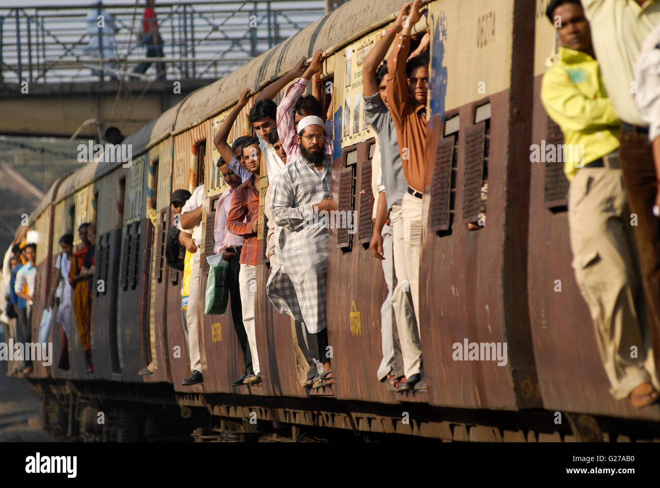 Indien-Mumbai-Bombay Pendler in überfüllten s-Bahn der westlichen Eisenbahnen in Bandra Station / INDIEN Bombay Mumbai Das Wirtschaftszentrum Und Finanzzentrum Indiens, Zugmitte in Überfuellten S-Bahn Zuegen der Western Railways in Bandra Stockfoto