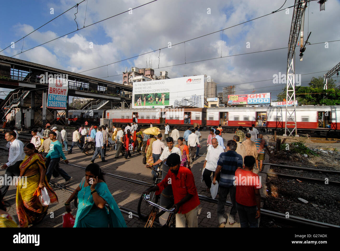 Indien Mumbai Bombay, Fußgänger überqueren einer geschlossenen Bahn Barriere der Stadt Zug der Linie der westlichen Eisenbahnen, tägliche Menge Unordnung Stockfoto