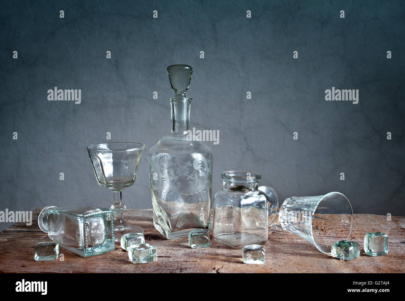 Stillleben mit unterschiedlich geformten Glas-Flaschen Stockfoto