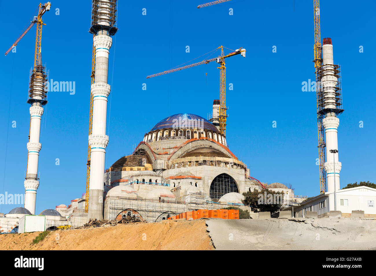Neue Camlica Moschee Closeup Camlica Cami in türkischer Sprache. Camlica Moschee befindet sich noch im Aufbau. Stockfoto