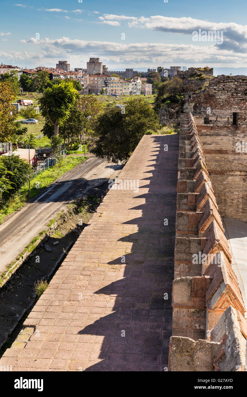 Vertikale Zusammensetzung Aussicht auf Yedikule Festungsruinen Wand und Turm in Istanbul, Türkei Stockfoto